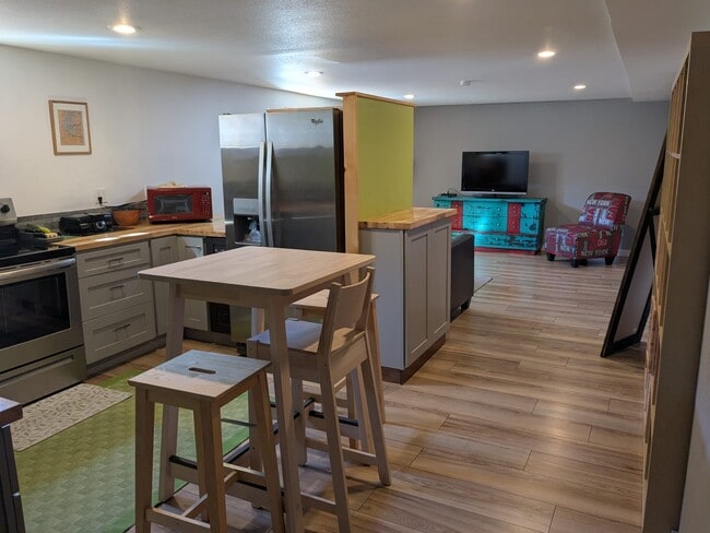 kitchen - 6915 Yates St