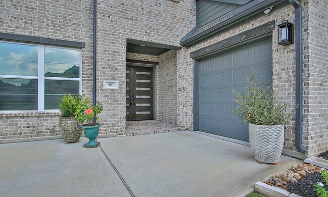 Foto del edificio - 902 Falcon Hollow Ln