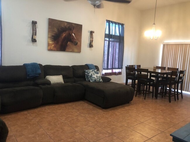 Building Photo - Beautiful Home on the Somerton Golf Course!