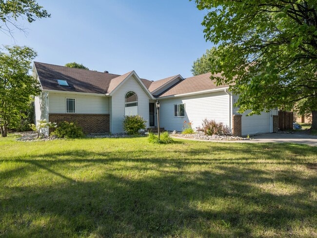 Building Photo - Cute 4 bedroom home for rent! Recently Upd...
