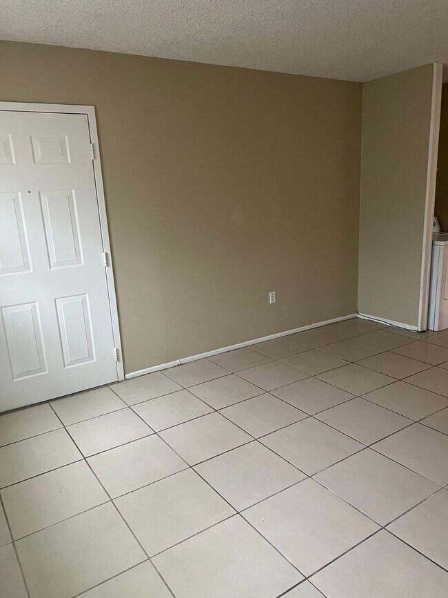 Building Photo - 2 Bedroom 1 Bath Condo