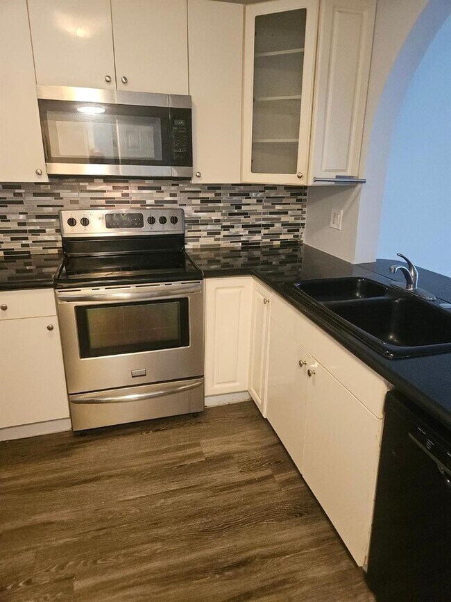 Foto del edificio - 2800 Riverside Dr