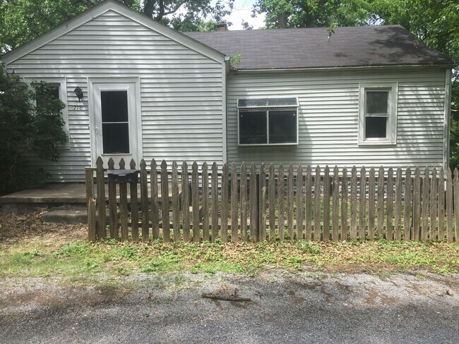 Building Photo - Private Backyard! - $490 Month / $1,000 Down