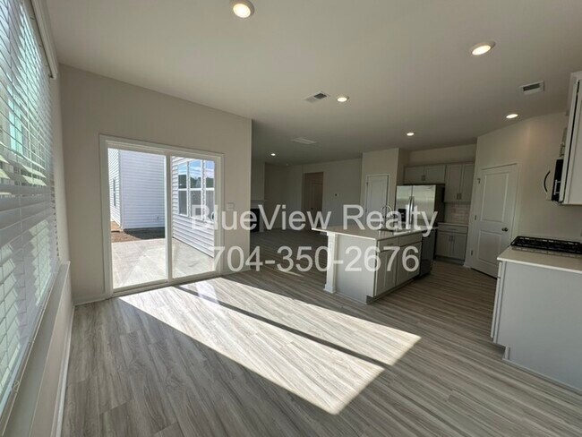 Foto del edificio - Brand new home 3 bed 2.5 bath 2 car garage in Steele Creek