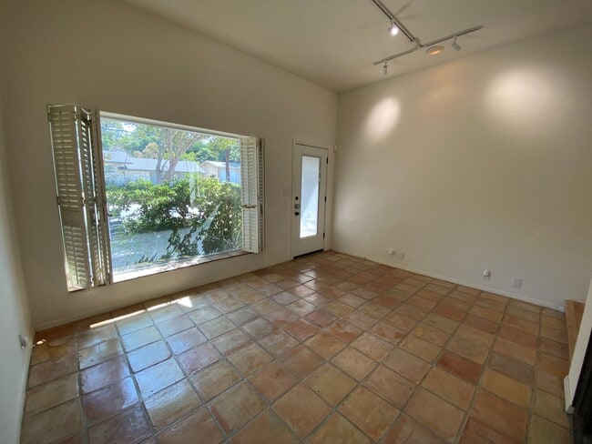 Building Photo - Alamo Heights Gem ~  2 / 2.5 Multi-Level C...