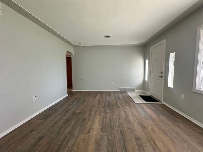 Building Photo - Three Bedroom Home in Battle Creek