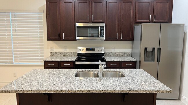 Foto del edificio - Like New 1/1 Garage Apartment with 1-Car G...