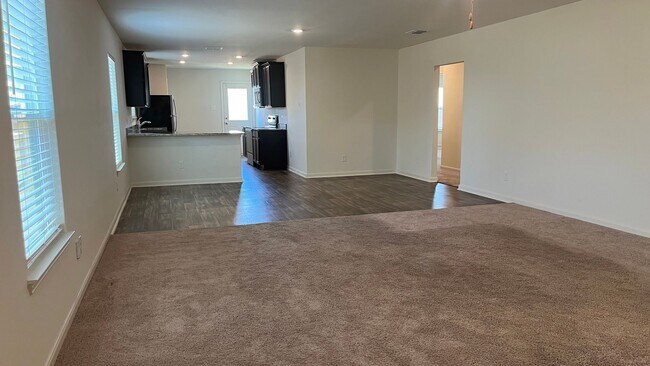 Foto del edificio - Move-In Ready 4-Bed, 2-Bath Home with Gran...