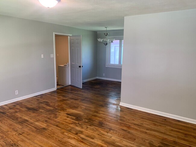 Building Photo - Recently updated 3 bed/1 bath home availab...