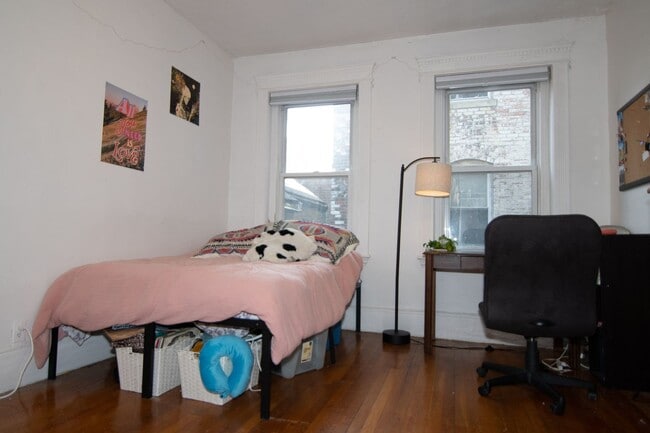 Building Photo - Gorgeous three bed room great sun light  Large bedrooms.