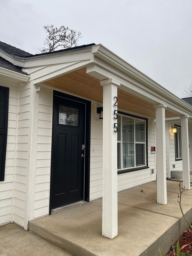 Building Photo - 255 Southview Pl S