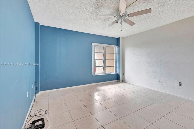 Building Photo - 4152 Inverrary Dr