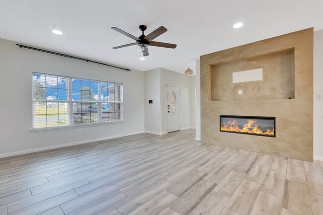Building Photo - 9219 Holiday Dr