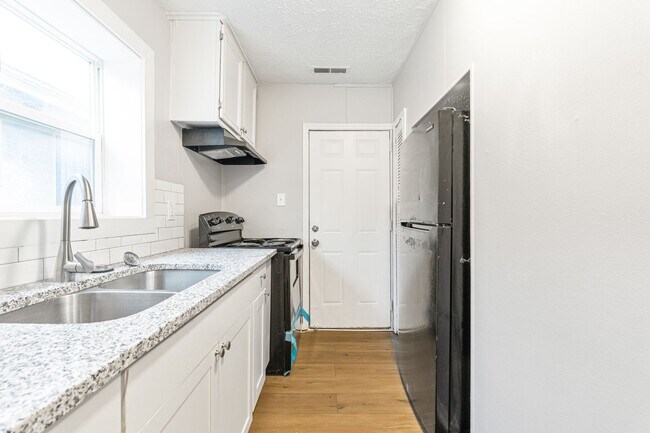 Building Photo - Fully Renovated 2BR Home with Modern Upgra...
