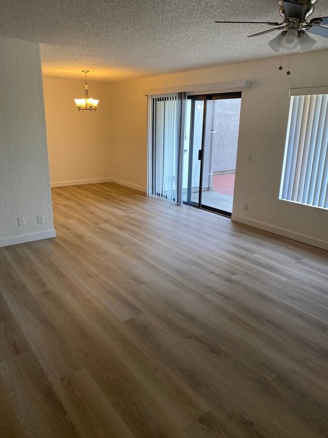 Building Photo - Poway Townhome @ Pomerado Pines!
