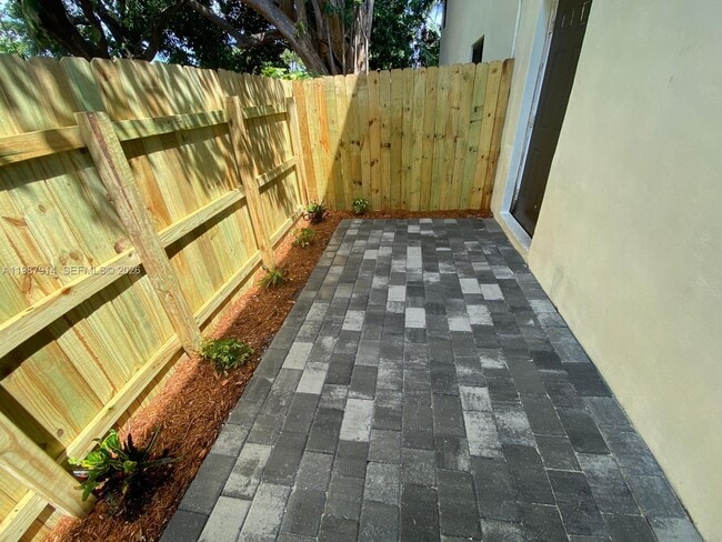 Building Photo - 615 NE 26th St