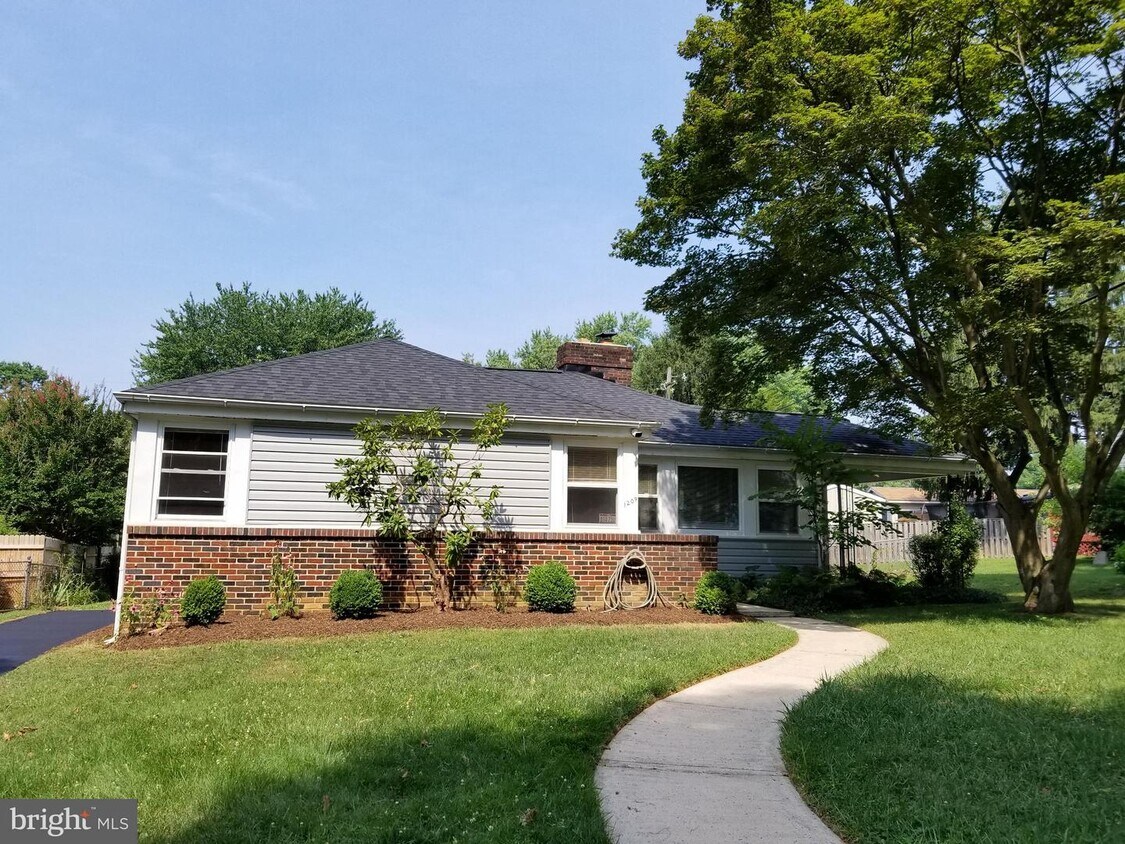 Primary Photo - 1209 Oakwood Dr