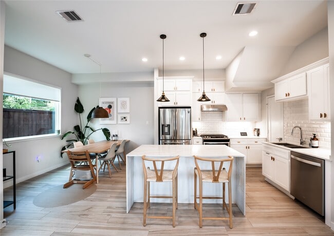Building Photo - 827 Martin St