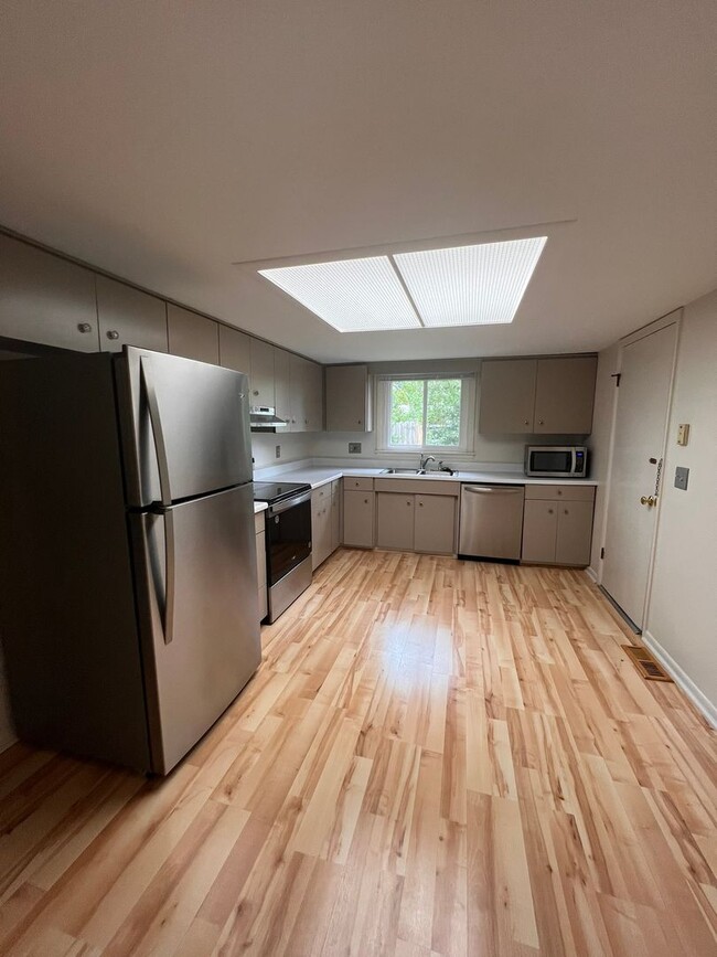 Building Photo - Cozy 3 BR Home in Convenient Location