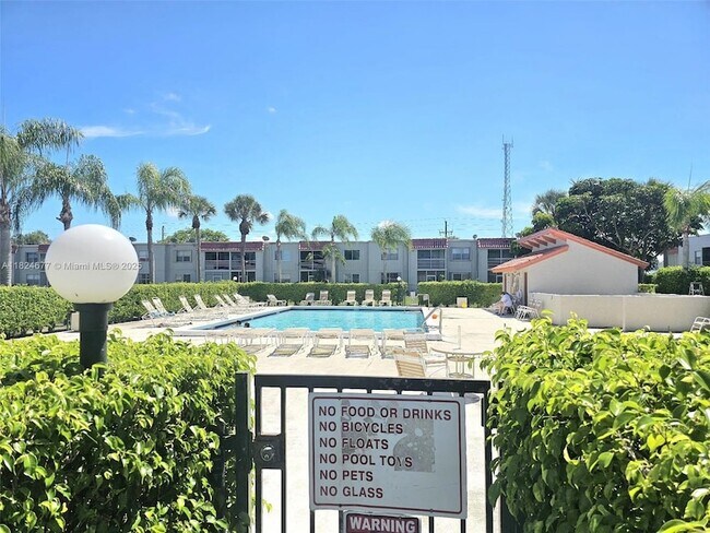 Foto del edificio - 7355 Woodmont Terrace