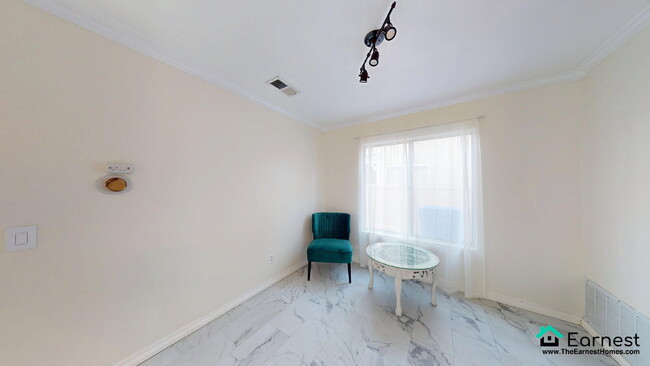 Foto del edificio - Charming 4-Bed/2.5-Bth Home in Prime Santa...