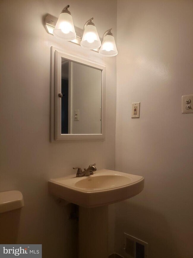 Building Photo - 1404 Asheville Rd