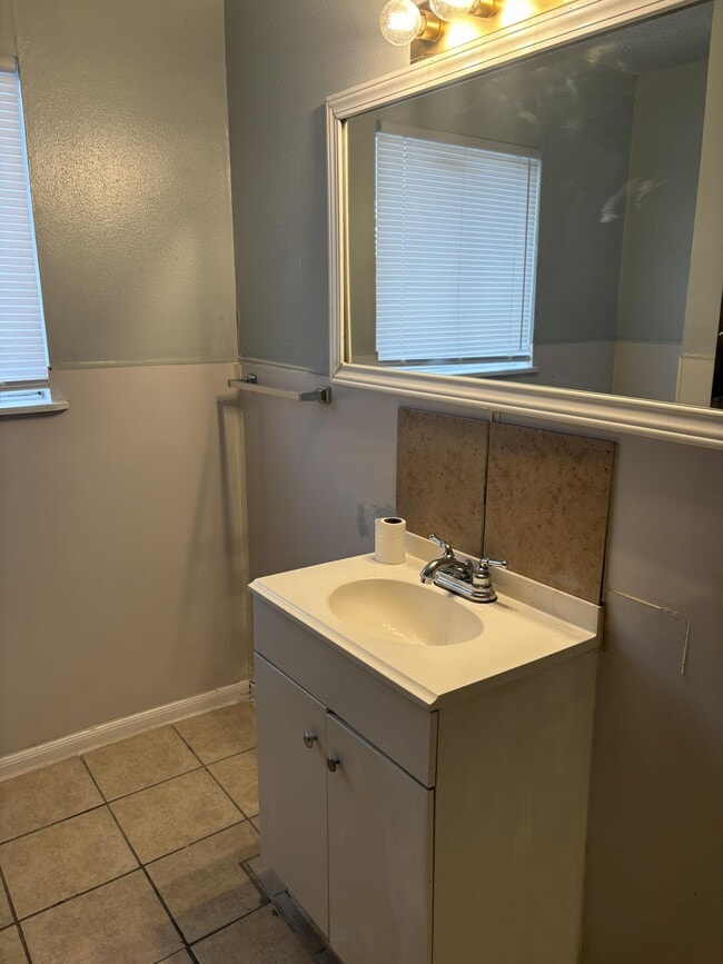 Building Photo - 2125 Kingsdale Dr