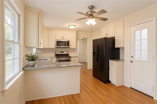Building Photo - 1719 Chateau Dr