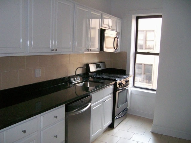 Building Photo - 3680 Corlear Ave