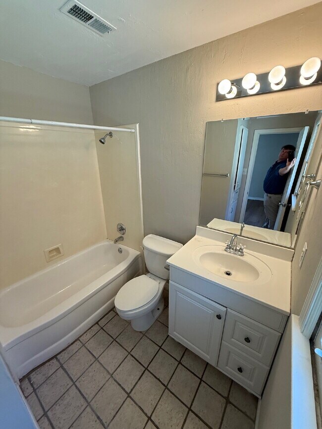 Foto del edificio - This beautifully updated home is ready for you! Recently freshly painted with new flooring, it of...