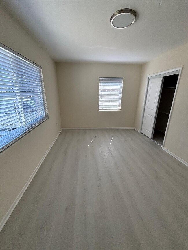 Foto del edificio - 8530 Crespi Blvd