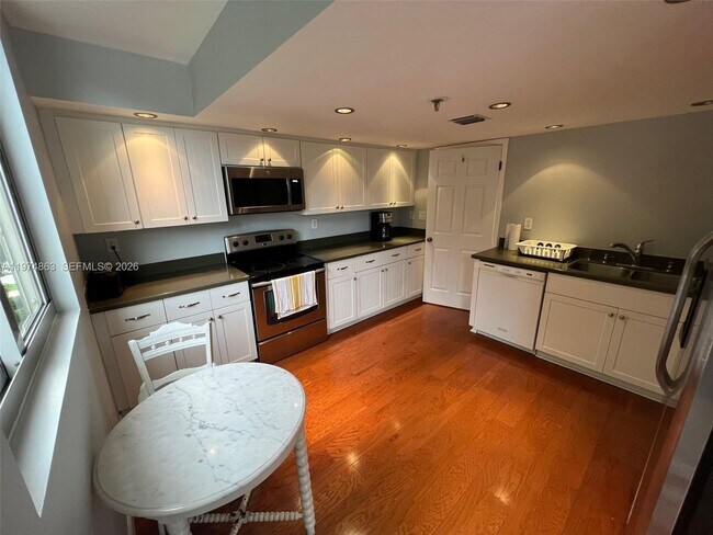 Building Photo - 2025 Brickell Ave