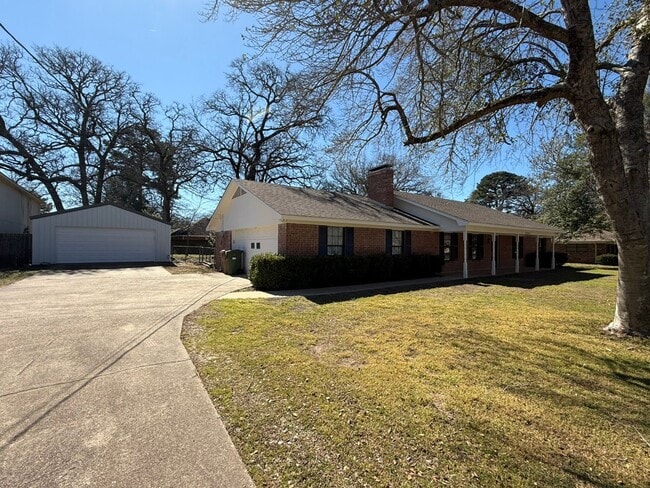 Building Photo - Available-Remodeled 3/2 with 4-Car Garage!