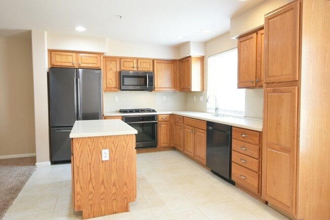 Building Photo - Bright 3 Bedroom 2.5 Bath Tri Level Townho...