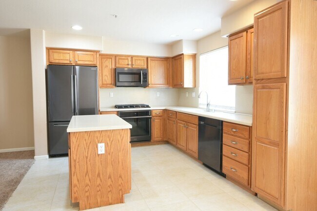 Foto del edificio - Bright 3 Bedroom 2.5 Bath Tri Level Townho...