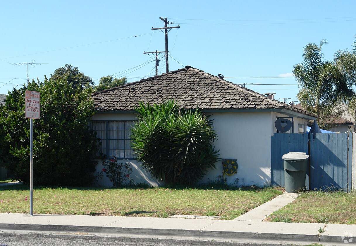 Building Photo - 827-829 829 1/2 W Palm Dr