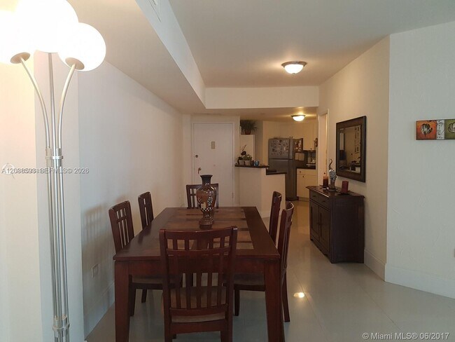 Building Photo - 801 Brickell Bay Dr