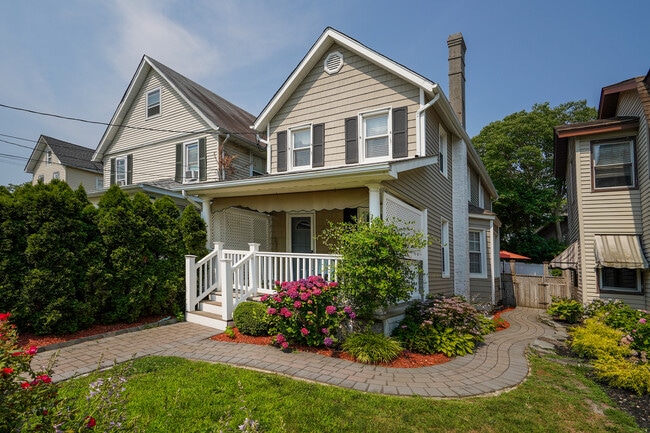Front of House - 609 Main St