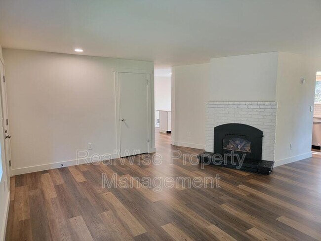 Foto del edificio - 61450 Little John Ln