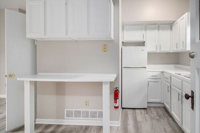 Foto del edificio - $799 Chic & Renovated 1BR with Style- Ask about our security deposit alternative!