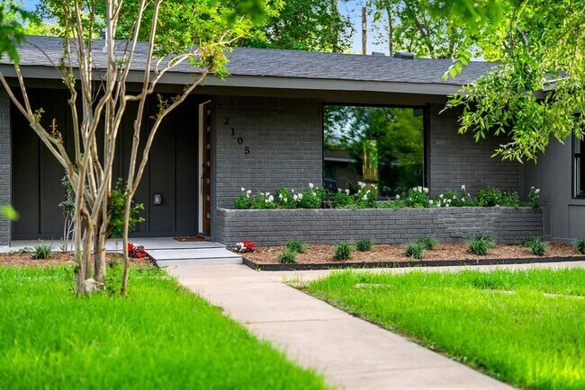 Building Photo - 2105 Brunswick Dr