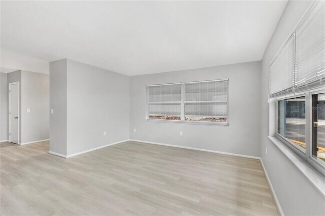 Foto del edificio - 250 Rosery Rd NW