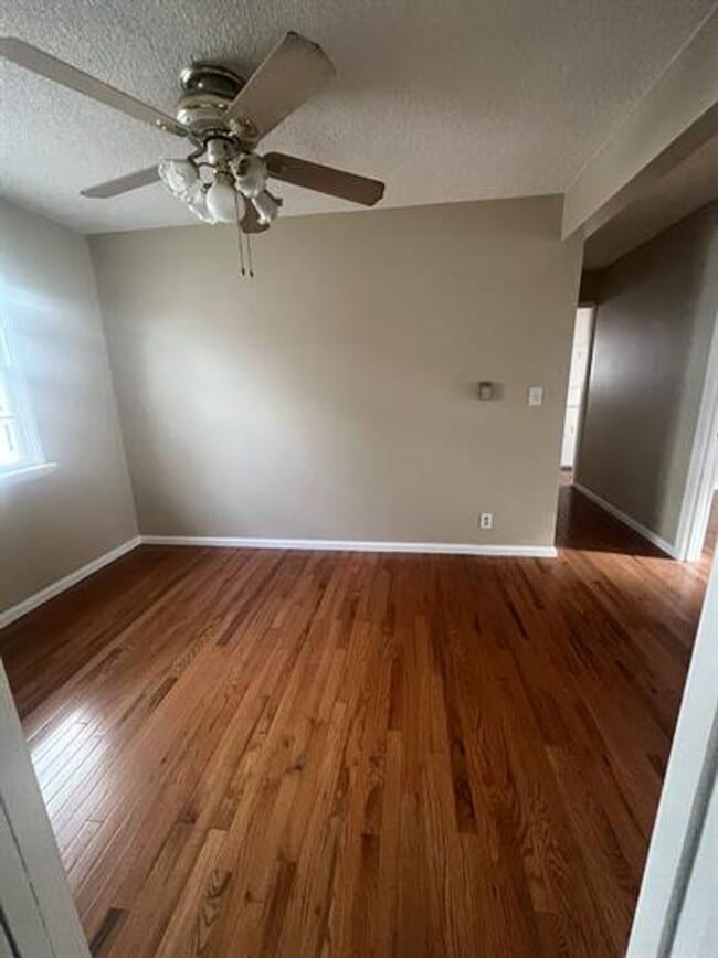 Building Photo - 1100 W 39th Pl