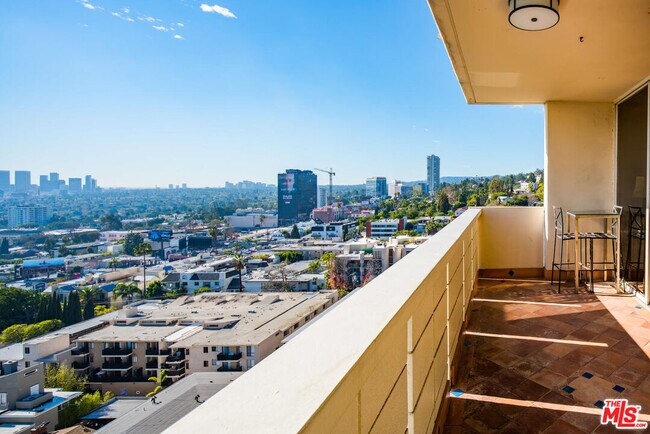 Foto del edificio - 8787 Shoreham Dr