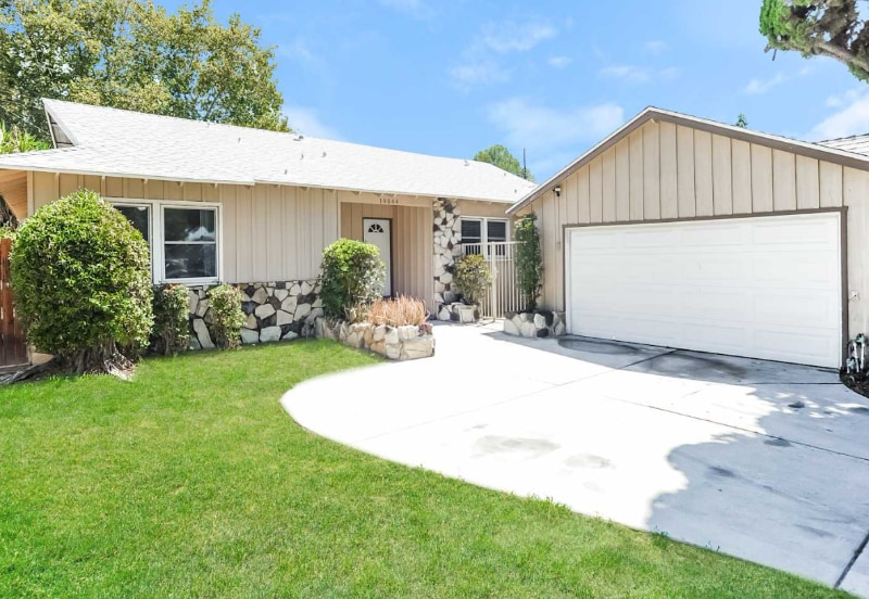 Foto principal - 10544 Densmore Ave