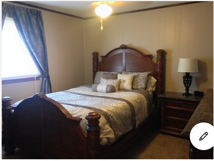 Apt A bedroom - 1001 N Park Ave