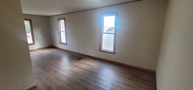 Foto del edificio - 4 Bedroom 2 Bath - Single Family Home