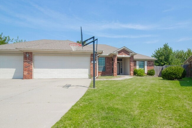 Building Photo - Gorgeous 3 Bed 2 bath 3 Car Garage Home in...
