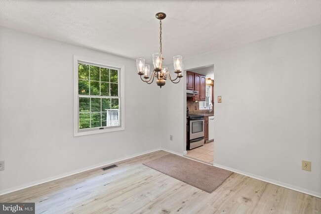 Building Photo - Gorgeous 4-Bedroom Colonial in Sought-Afte...