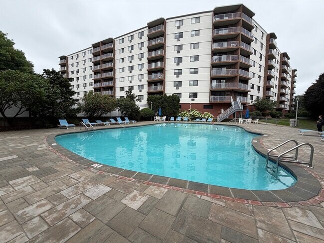 Foto del edificio - 131 Coolidge Ave